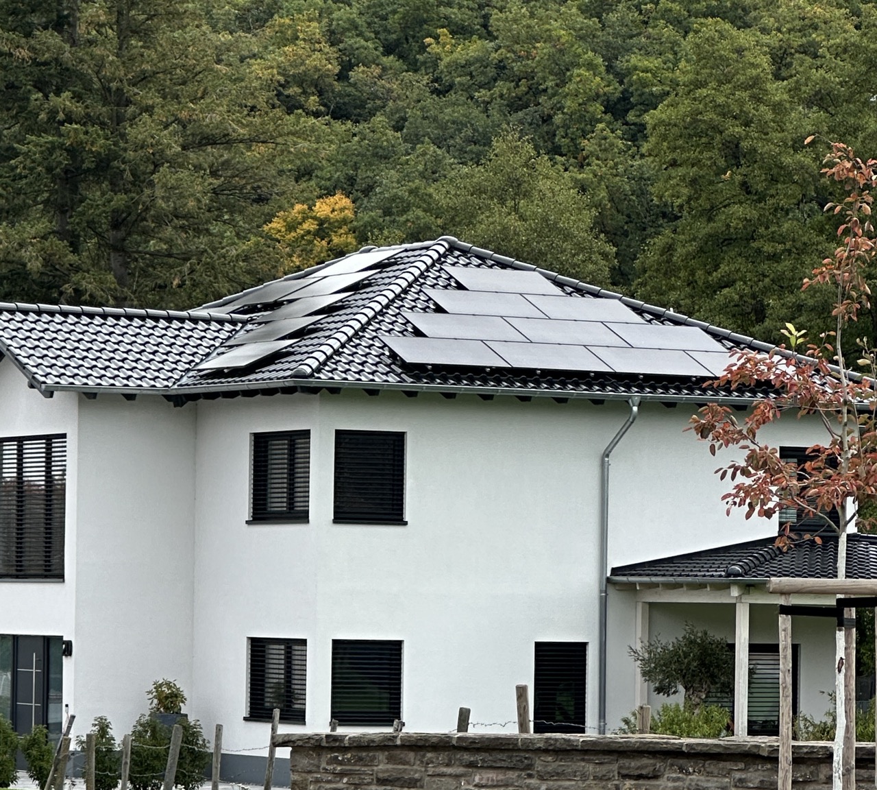 Modernes Wohnhaus mit 14 kWp Photovoltaik-Anlage auf dem Walmdach